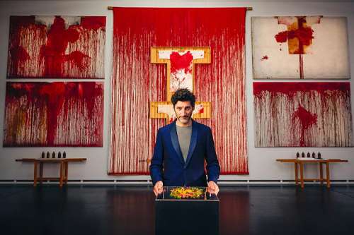 Paul Ivi?, K�chenchef des Restaurants Tian, pr�sentiert ein farbenfrohes Gericht im Nitsch Museum Mistelbach