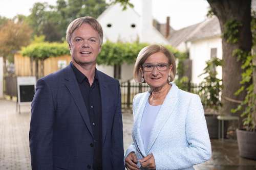 Landeshauptfrau Johanna Mikl-Leitner (rechts) und Michael Duscher � Gesch�ftsf�hrer der Nieder�sterreich Werbung