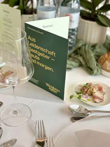 Wirtshaus.Zukunft: Eingedeckter Tisch beim Zukunftstag im Babenbergerhof, Ybbs an der Donau