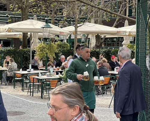 Blick in den Gastgarten des Schweizerhaus im Wiener Prater