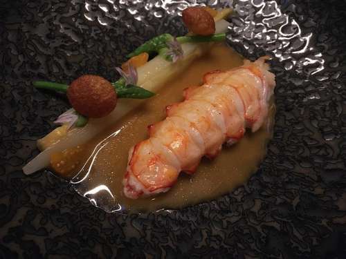 Langostino mit weissem Spargel, Schnittlauch, Miso im Senns Restaurant