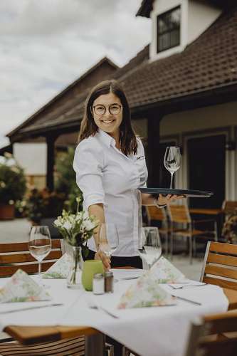 In der einladenden Gaststube des Landgasthauses Zum Knell in Horn strahlt eine herzliche Atmosph�re. Die Wirtin serviert mit einem L�cheln und sorgt daf�r, dass sich jeder Gast wie zu Hause f�hlt.