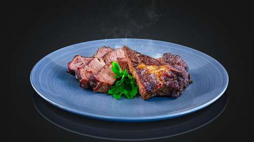 Beef Loyal auf einem Teller aufgeschnitten und angerichtet