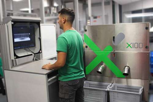 Cork Supply x100 Screening - ein Mitarbeiter begutachtet das Analyseergebnis am Bildschirm