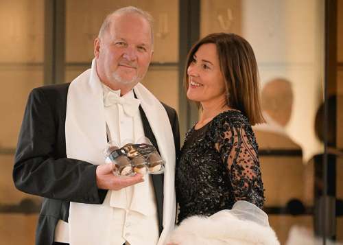 Karl und Waltraut Guschlbauer in festlicher Ballgarderobe mit der Opernball Schaumrolle