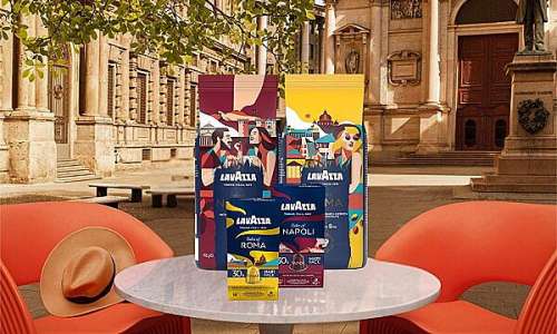 Aus einem Tisch stehen Packungen Lavazza Tales of Italy: Roma und Napoli als buntes Arrangement