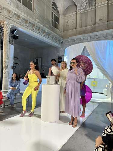 Erster H�hepunkt beim Nespresso Launchevent - die bunten Models enth�llen die Vertuo Up