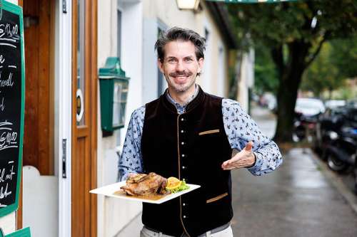 Fachgruppen-Obmann Thomas Peschta mit einer Portion Weihnachtsgans