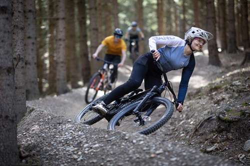 Mehrere Radfahrer im Wald im Wexl Trails Bikepark