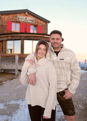 Sophie Drees und Andreas Driendl vor der Ostlerh�tte