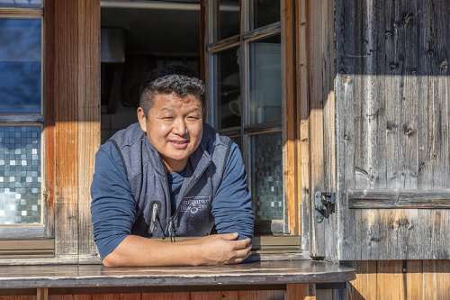Ang Kami Lama blickt aus dem Fenster seiner Hochalph�tte am Breitenberg