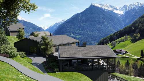 Die Aussenanlage der Amonti Chalets, im Hintergrund die Berge