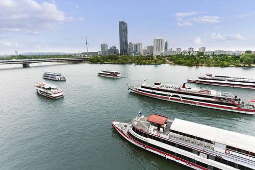 Die Flotte der DDSG Blue Danube vor der Reichsbr�cke