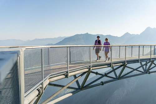 Die �ber 70 Meter lange freischwebende GreifenBr�cke am Ahorn