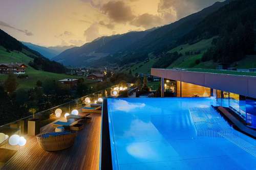 Sunset Sky Pool bei Nacht