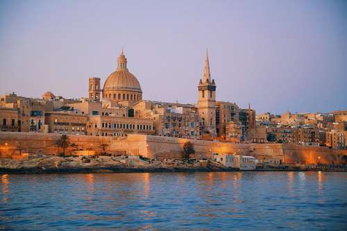 Blick vom Meer auf die Hauptstadt La Valetta