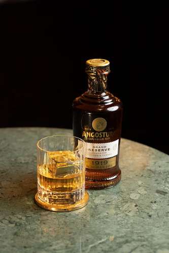 Der Angostura Grand Reserve 1919 ist ein weicher und runder Premium-Sipping-Rum mit Noten von Vanille, Apfel, Toffee und Holz. Er l�sst sich vorz�glich mit Desserts und Schokolade kombinieren. Perfekt auch f�r s��ere, intensivere Cocktails und hervor