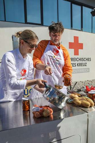 Star-K�chin Theresia Palmetzhofer und Star-Koch Josef Floh kochen f�r Herz am Herd