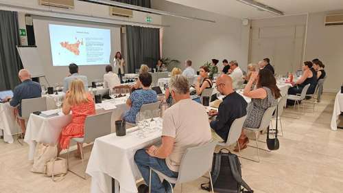 27 Masters of Wine folgen den Pr�sentationen �ber sizilianischen Wein