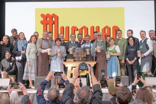 Gruppenbild: Die kochenden Politikschaffenden und VIPs genie�en nach dem Bieranstich das Freibier 