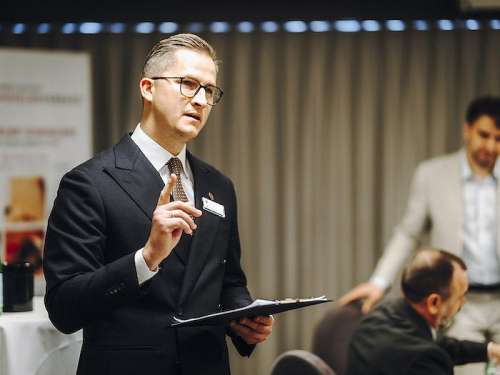 Niemand Geringerer als Sommelier-Weltmeister Raimonds Tomsons �bernahm beim Finale des Wettbewerbs Bester Sommelier �sterreichs 2026 die Rolle des Conf�renciers. 