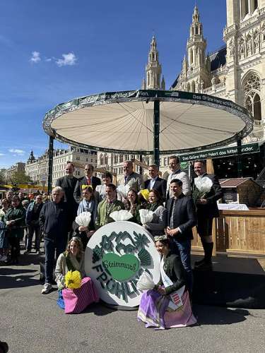 Gro�artige Stimmung und Postkartenwetter beim Fototermin am Rathausplatz