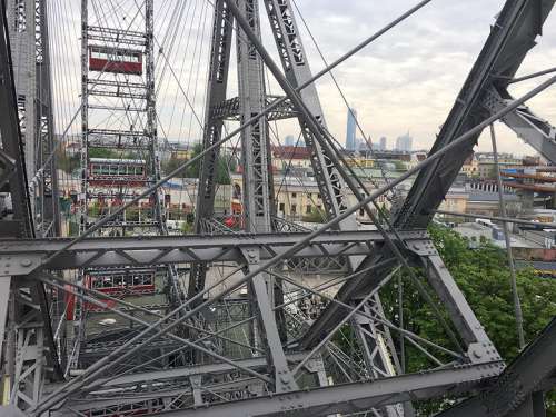 Blick in die imposanten Speichen des Riesenrads im Wiener Prater