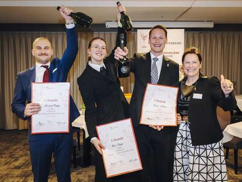 Christoph Messerig (2.), Anna Astrid Berger (3.) und Sieger Stefan Klettner mit Annemarie Foidl (Pr�sidentin Sommelier Union Austria) beim Wettbewerb Bester Sommelier �sterreichs 2026)