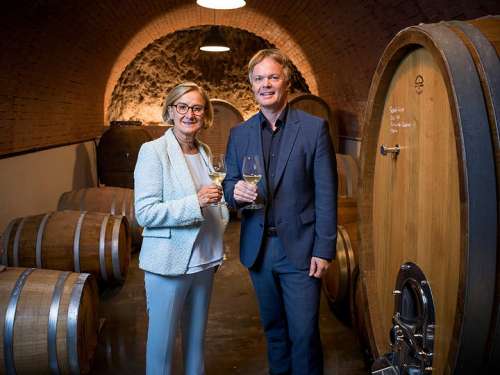 v.l.n.r.: Landeshauptfrau Johanna Mikl-Leitner, Michael Duscher � Gesch�ftsf�hrer Nieder�sterreich Werbung vor gro�en Holzf�ssern