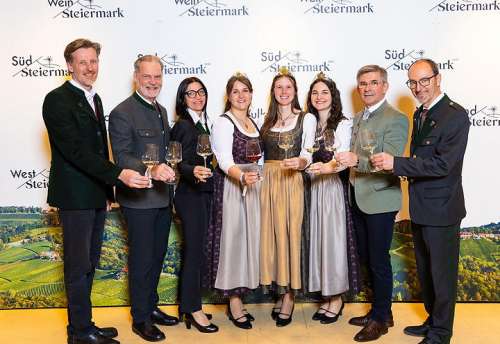 Veranstalter und Ehreng�ste bei der Pr�sentation in Graz