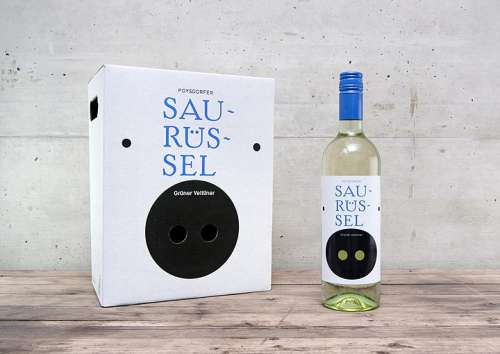 Eine Flasche Poysdorfer Saur�ssel Gr�ner Veltliner, dahinter ein Sechser-Karton