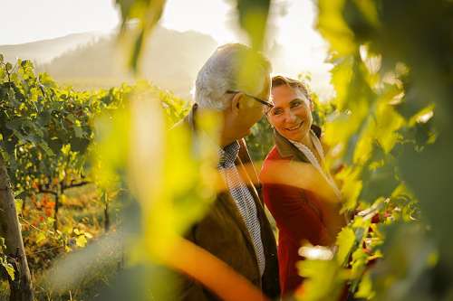 Adriana und Urs Burkhard im Weingarten von Ariello