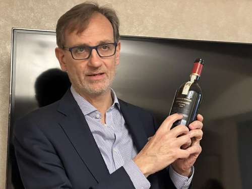 Giampiero Bertolini h�lt bei einer Weinpr�sentation eine Flasche seines Biondi-Santi Brunello in der Hand